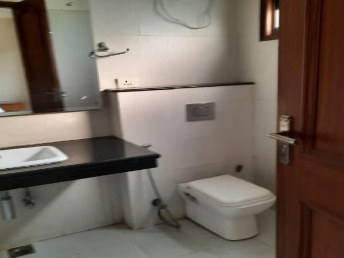 Oyo 74401 Aster Garden Suites Delhi  Bagian luar foto