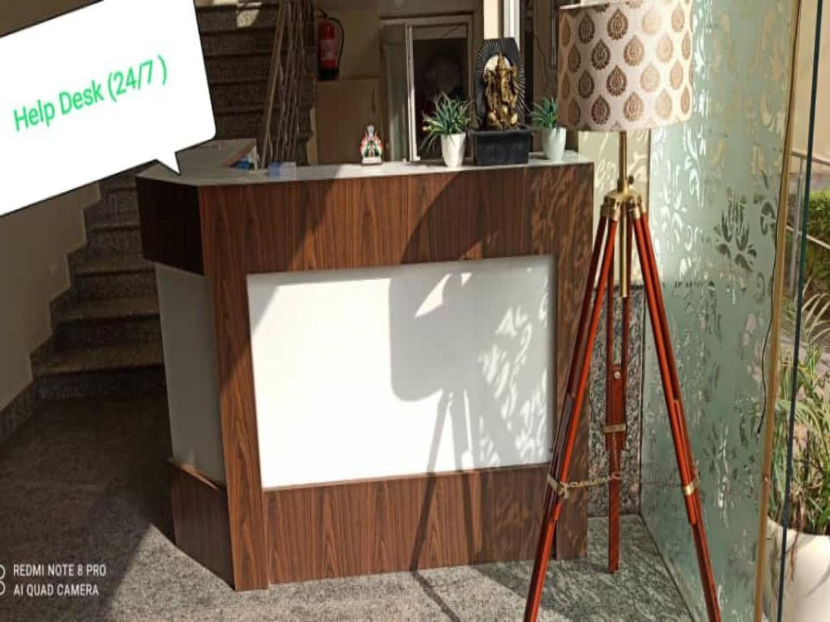 Oyo 74401 Aster Garden Suites Delhi  Bagian luar foto