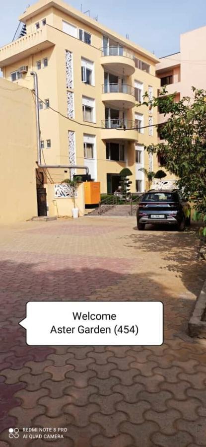 Oyo 74401 Aster Garden Suites Delhi  Bagian luar foto