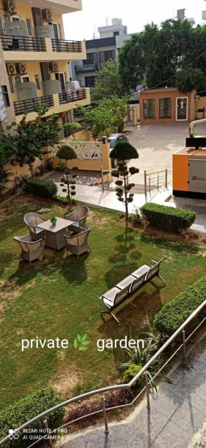 Oyo 74401 Aster Garden Suites Delhi  Bagian luar foto
