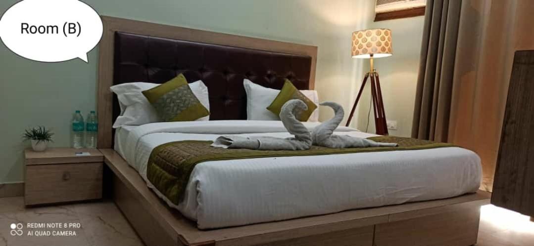 Oyo 74401 Aster Garden Suites Delhi  Bagian luar foto
