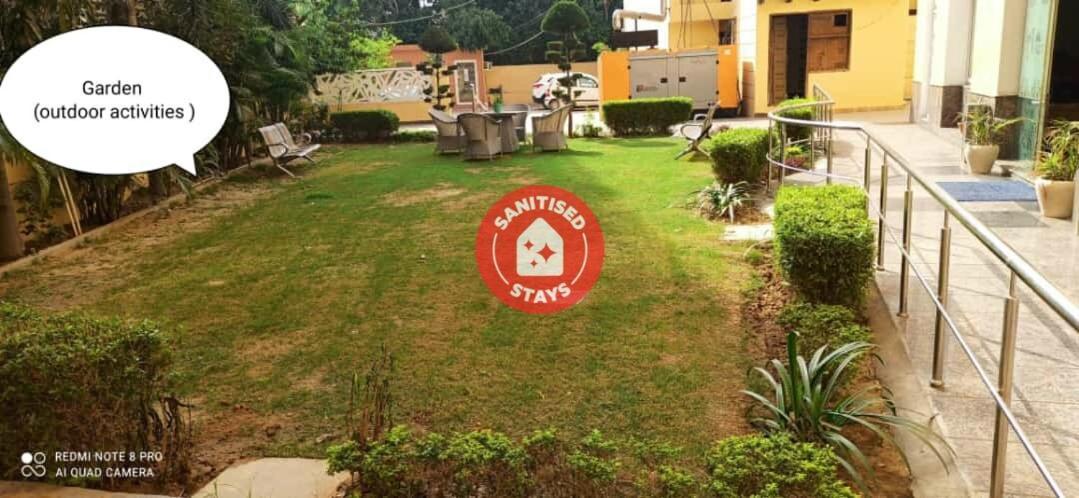 Oyo 74401 Aster Garden Suites Delhi  Bagian luar foto